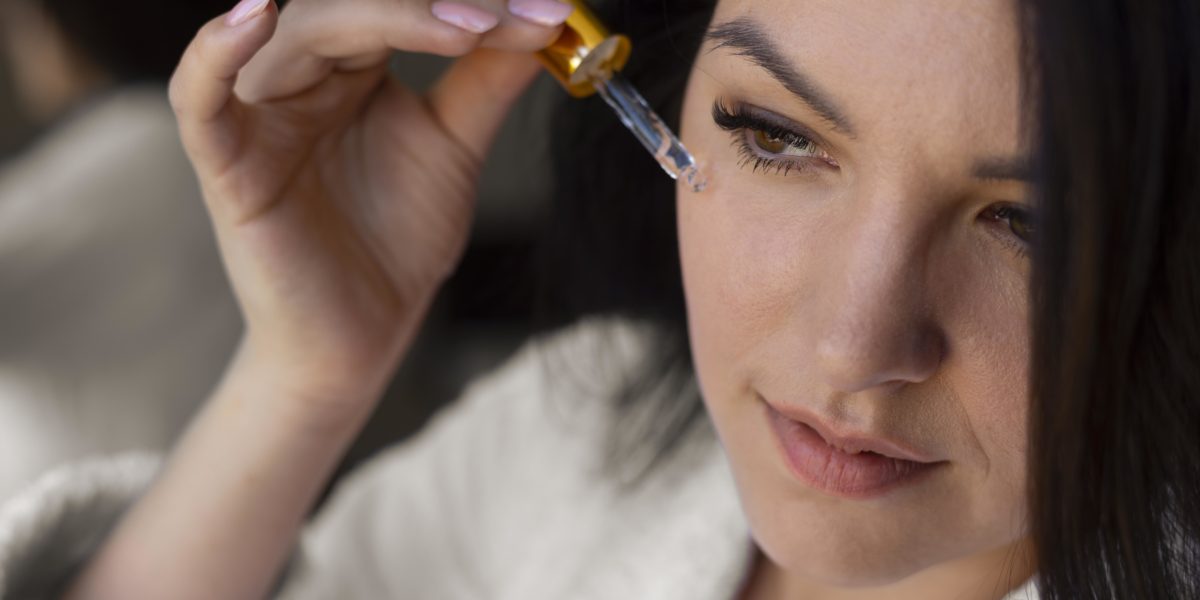 women applying face serum containing salicylic acid